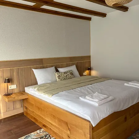 Guest house братановите къщи 3*